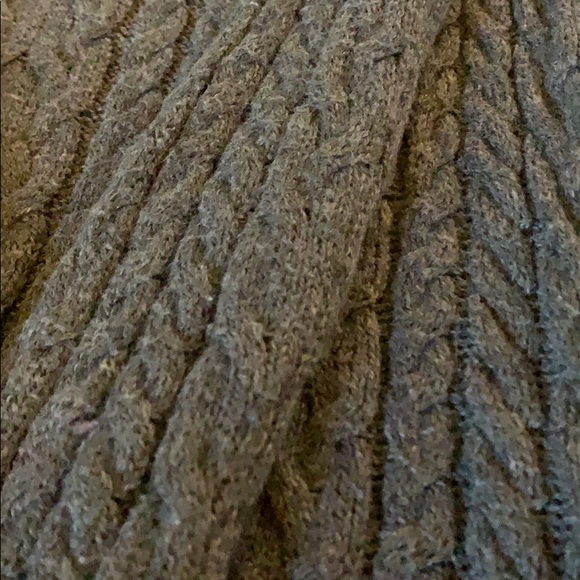 Gray sweater. - Picture 4 of 4